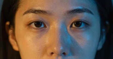 warm cool contrast reduces puffiness